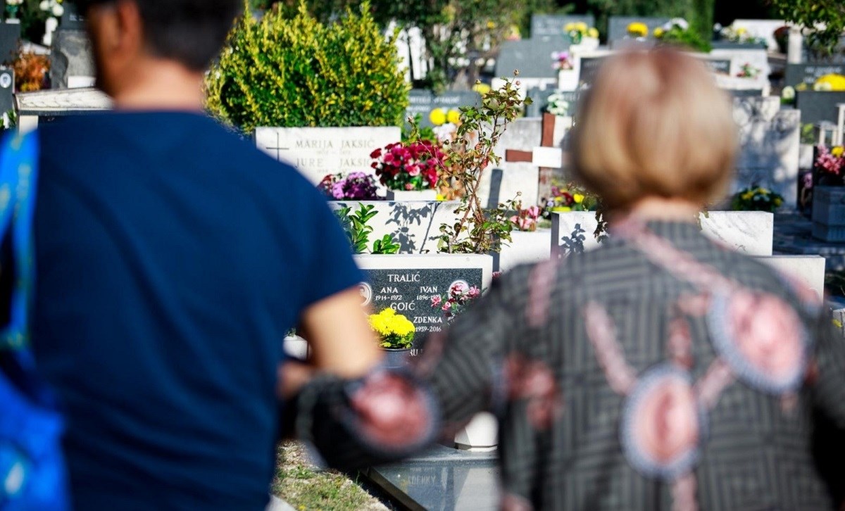 Netko krade slike pokojnika s grobova na Lovrincu