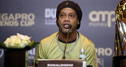 Ronaldinho u Indoneziji na tri utakmice. Odigrao je prvu i bio apsolutna zvijezda