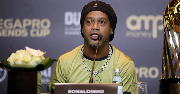 Ronaldinho u Indoneziji na tri utakmice. Odigrao je prvu i bio apsolutna zvijezda