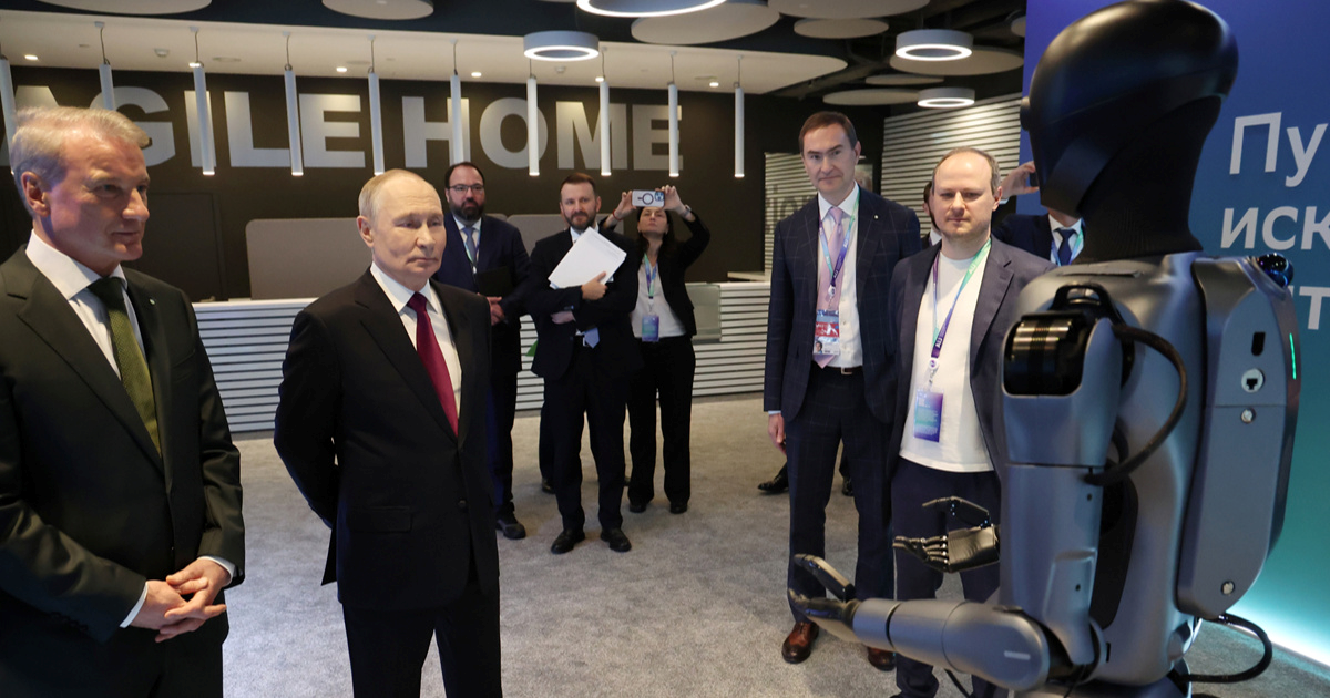 VIDEO Robot plesao za Putina