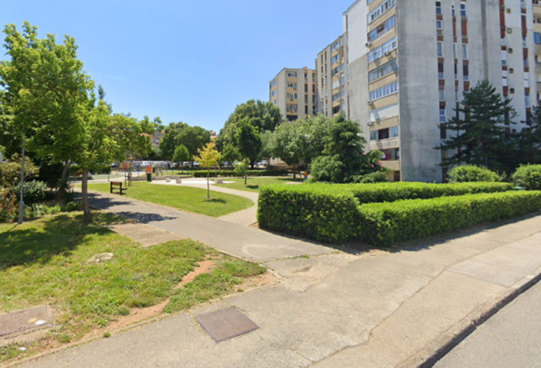 Stajao potpuno gol na prozoru svog stana. Blizu je dječji park