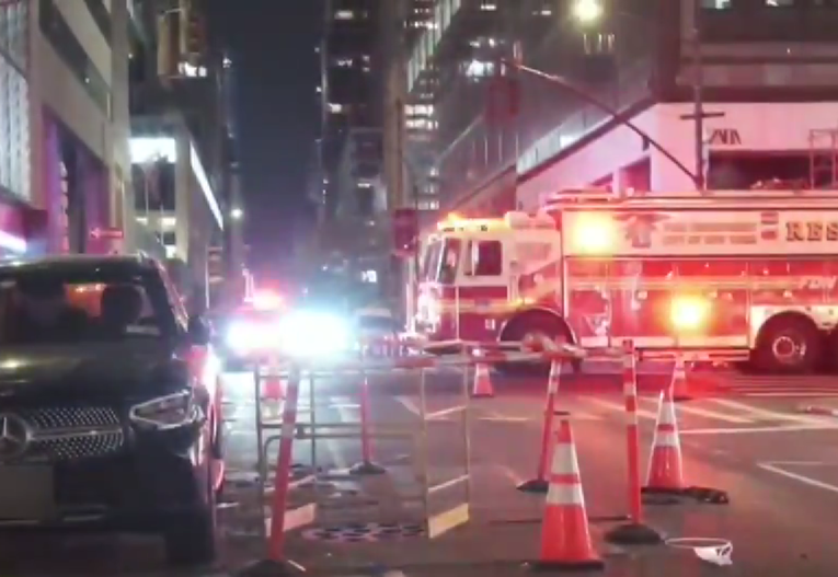 Žena u New Yorku izašla iz auta i pala u otvoreni šaht. Umrla je