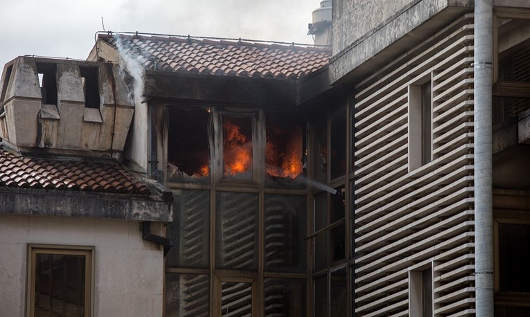 Požar u središtu Rijeke, zapalio se ured