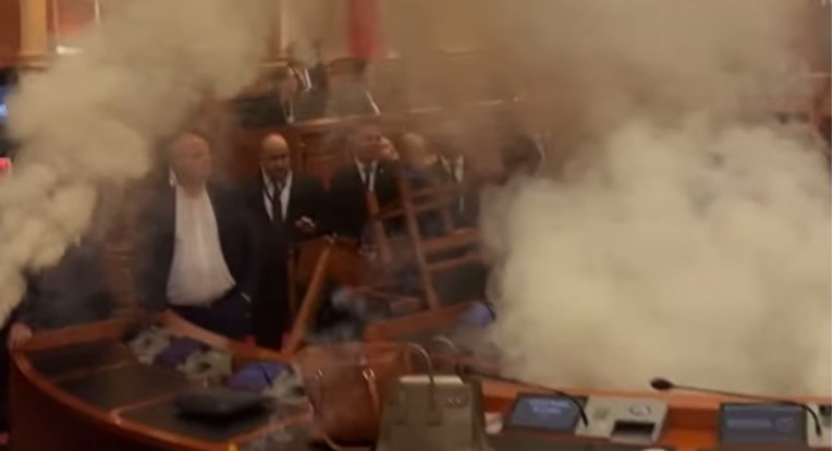 VIDEO Albanski zastupnik u parlamentu aktivirao dimne bombe