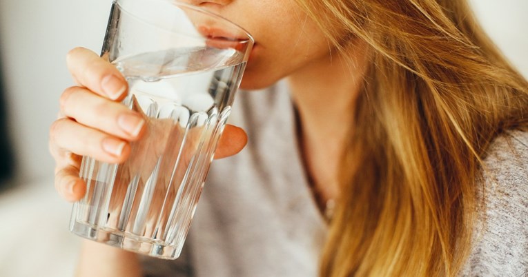 Je li opasno piti vodu koja je tijekom noći ostala u čaši?