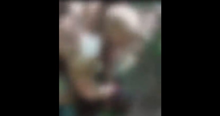 Šire se jezive snimke, navodno prikazuju odrubljivanje glave ukrajinskom vojniku