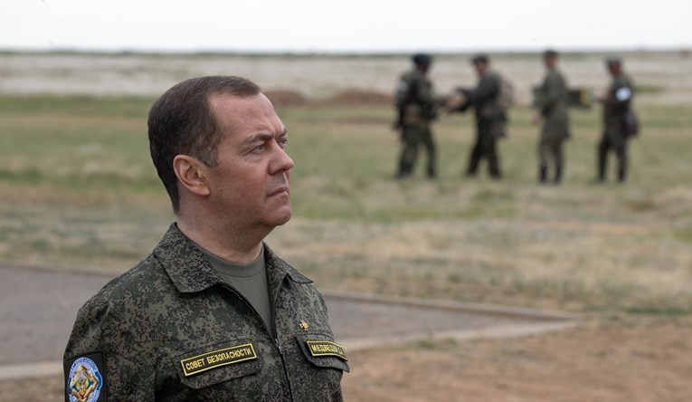 Medvedev bivšem šefu NATO-a: Podržavate ideju hipersoničnih napada na Europu?