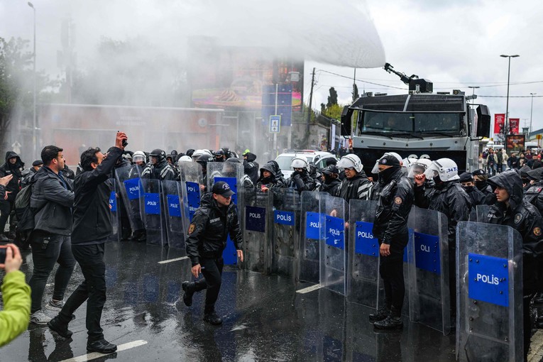 Okršaj policije s prosvjednicima na istanbulskom Trgu Taksim, više od 350 uhićenih