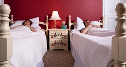 Zašto sve više bračnih parova spava u odvojenim krevetima?