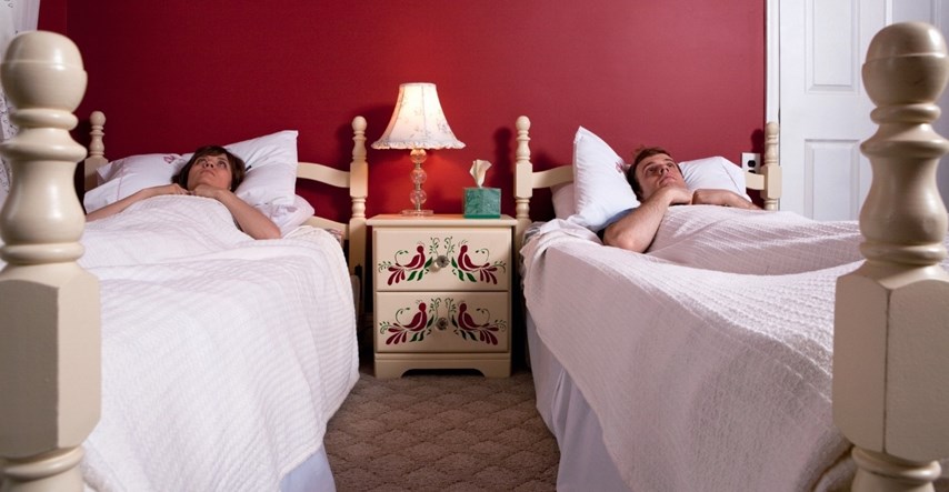 Zašto sve više bračnih parova spava u odvojenim krevetima?