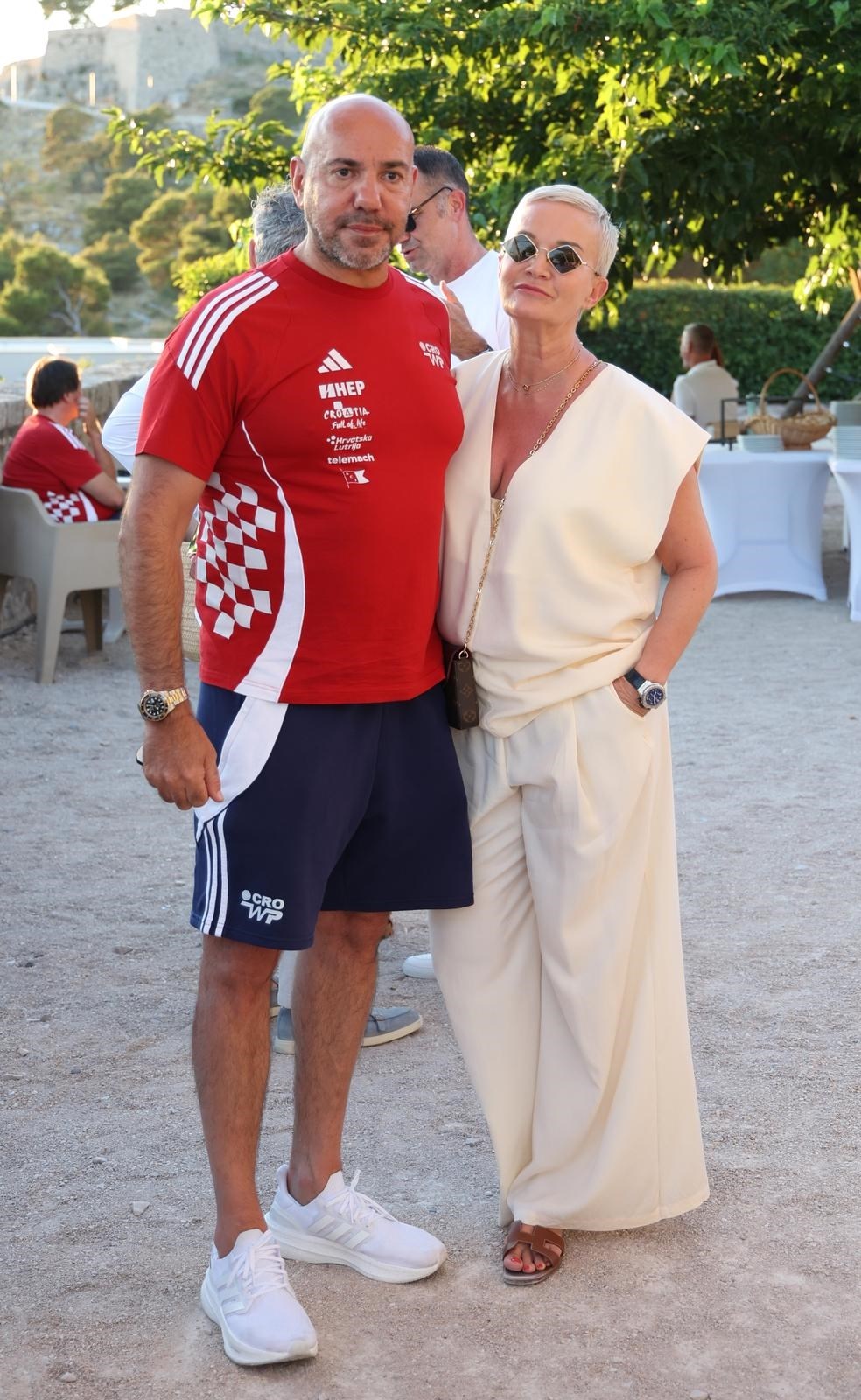 Ivica Tucak snimljen u rijetkom izlasku sa suprugom Marijanom