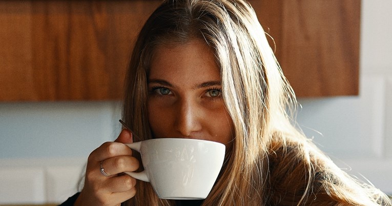 Zašto nikada ne bismo trebali piti kavu na prazan želudac?