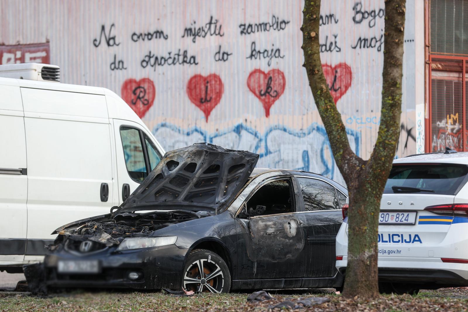 U Zagrebu rano jutros izgorio auto