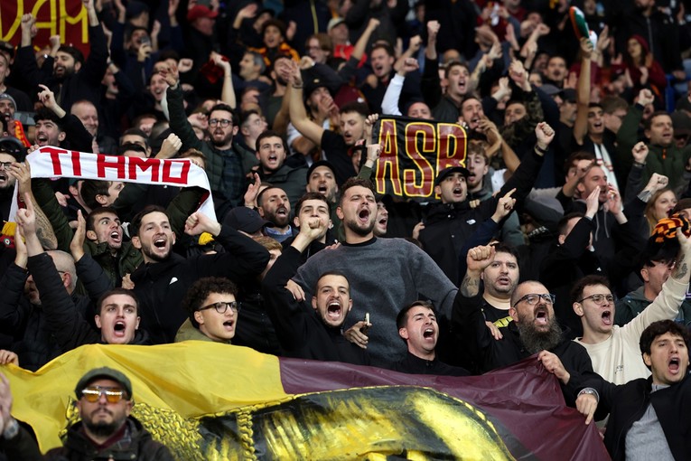 Navijači Rome nosili zabranjen natpis na majicama. Dobili velike kazne