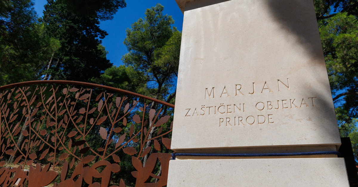Natpis na ulazu u Park-šumu Marjan ovih dana privlači pažnju prolaznika