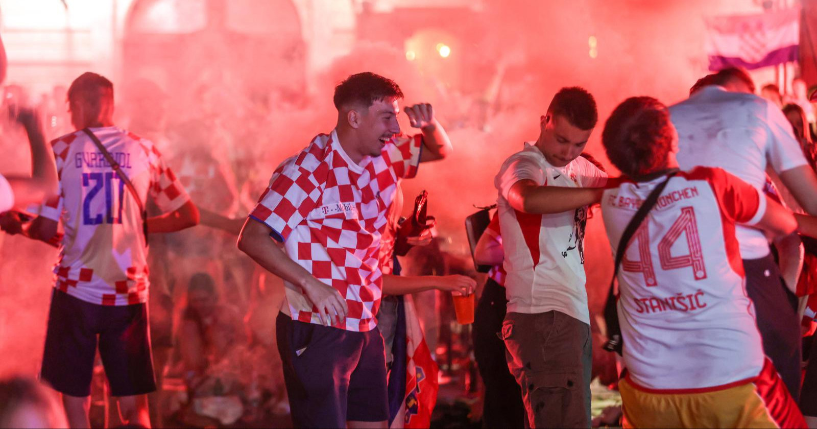 FOTO Navijači u Osijeku uz baklje i pjesmu proslavili gol Budimira