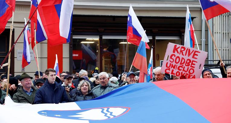 Janša oslobođen svih optužbi. Slavlje ispred zgrade suda, vijore se slovenske zastave