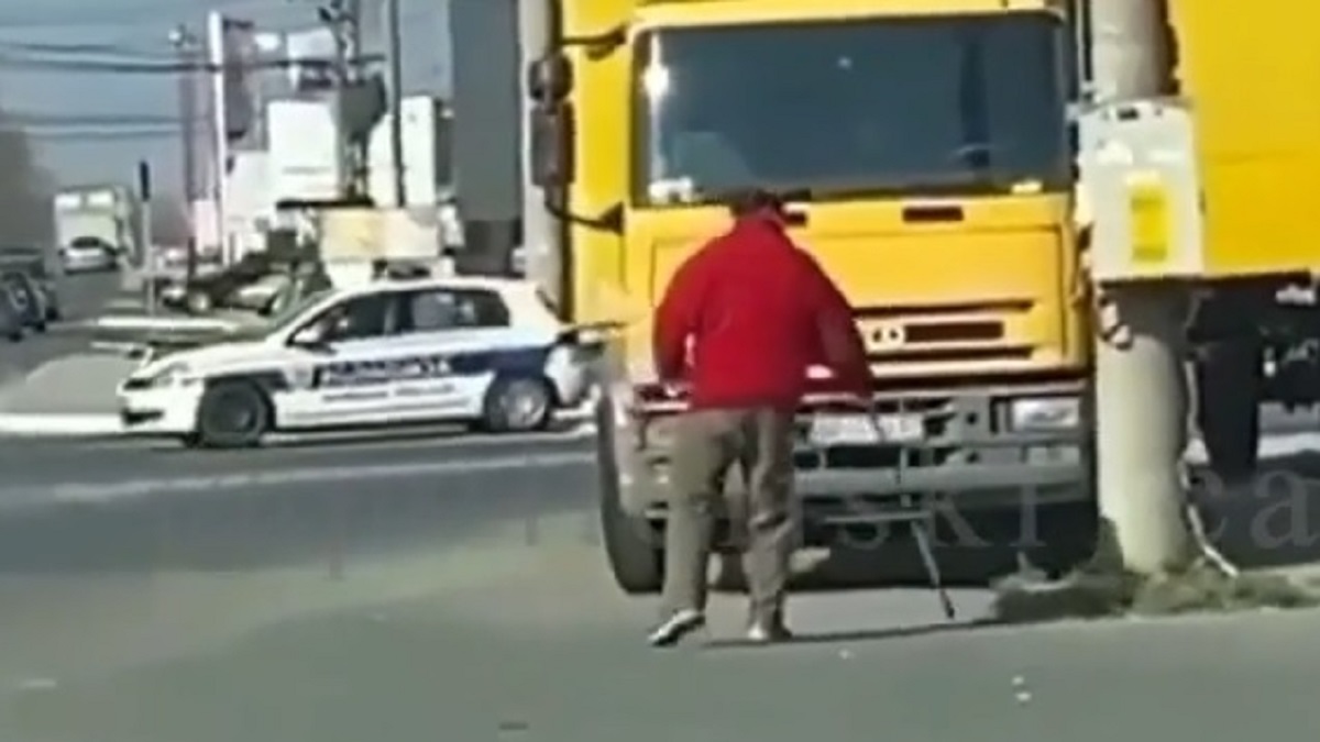 VIDEO Šire se snimke nestašnih srpskih umirovljenika koji bježe kad vide policiju