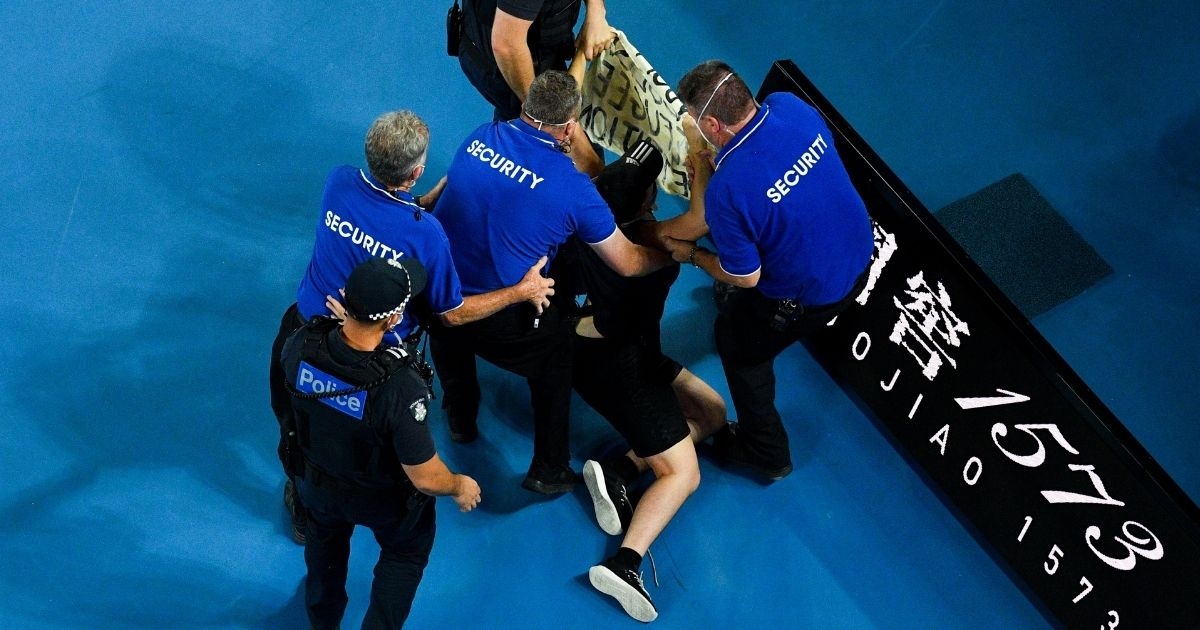 Navijač prekinuo finale Nadala i Medvedeva, zaštitari ga nemilosrdno odvukli s terena
