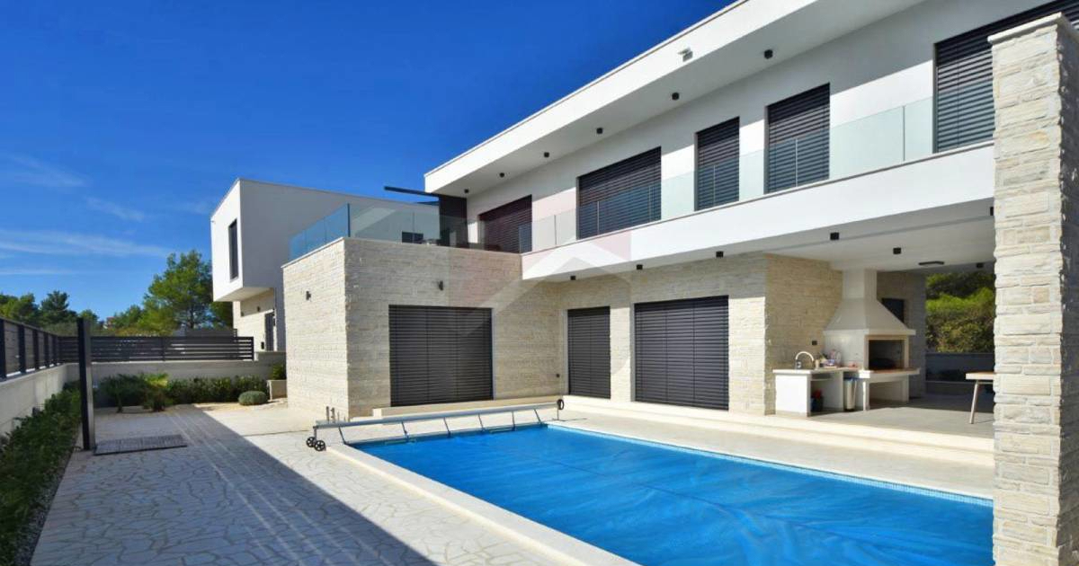 FOTO Nova luksuzna vila s bazenom u Vodicama prodaje se za 1,15 milijuna eura