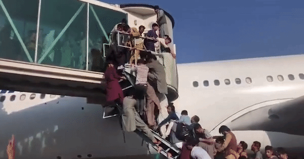 VIDEO Kaos u zračnoj luci u Kabulu, američki vojnici pucali, ljudi se penju na avione