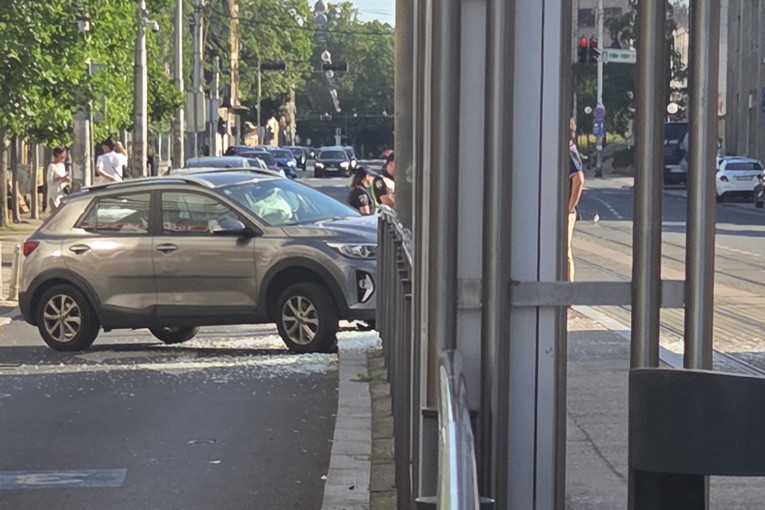 FOTO Auto uletio u tramvajsku stanicu u Zagrebu