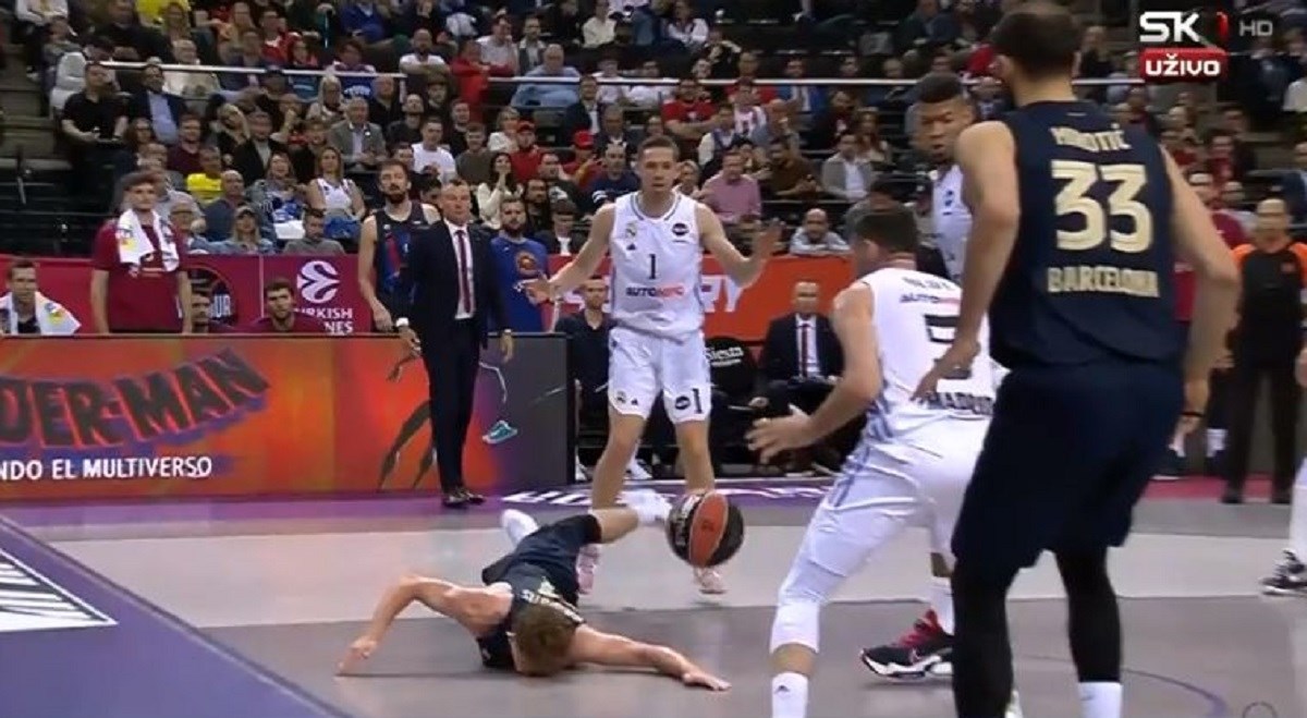 Igrač Barce ostao bez zubi u El Clasicu. Jezivo opalio glavom o parket