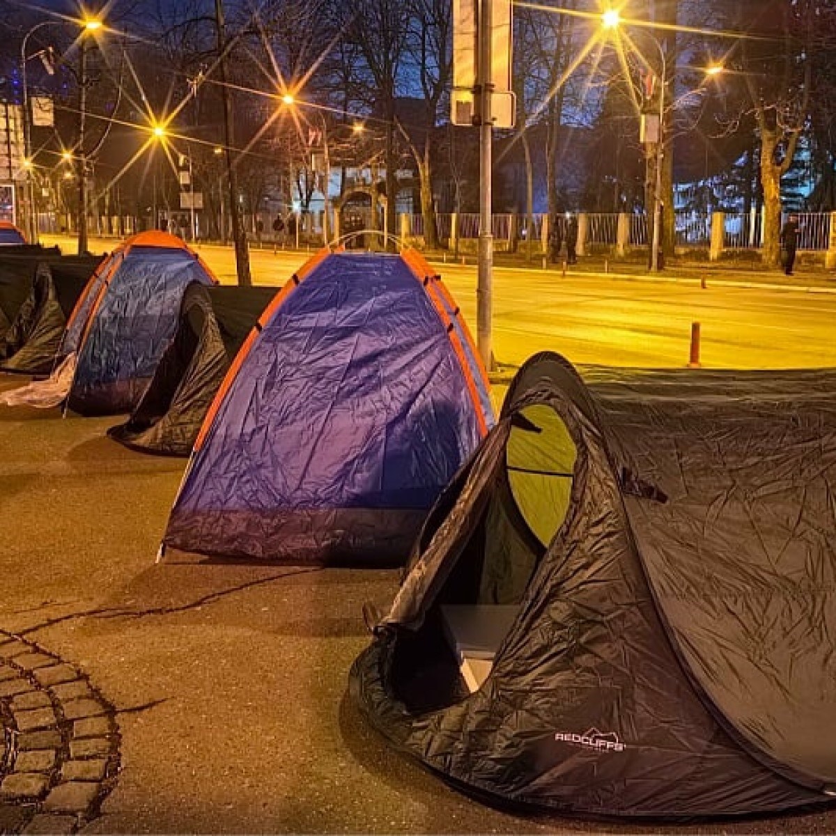 VIDEO Dodikove pristaše spavaju u šatorima u Banjoj Luci