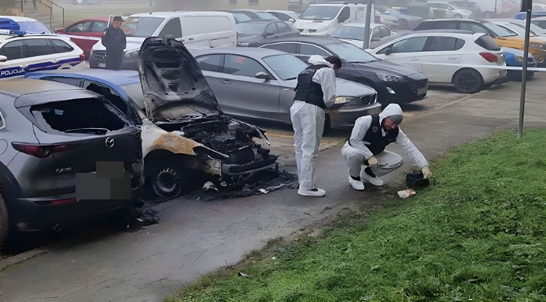 FOTO Jutros na parkingu u Karlovcu gorio auto, oštećeno još vozila