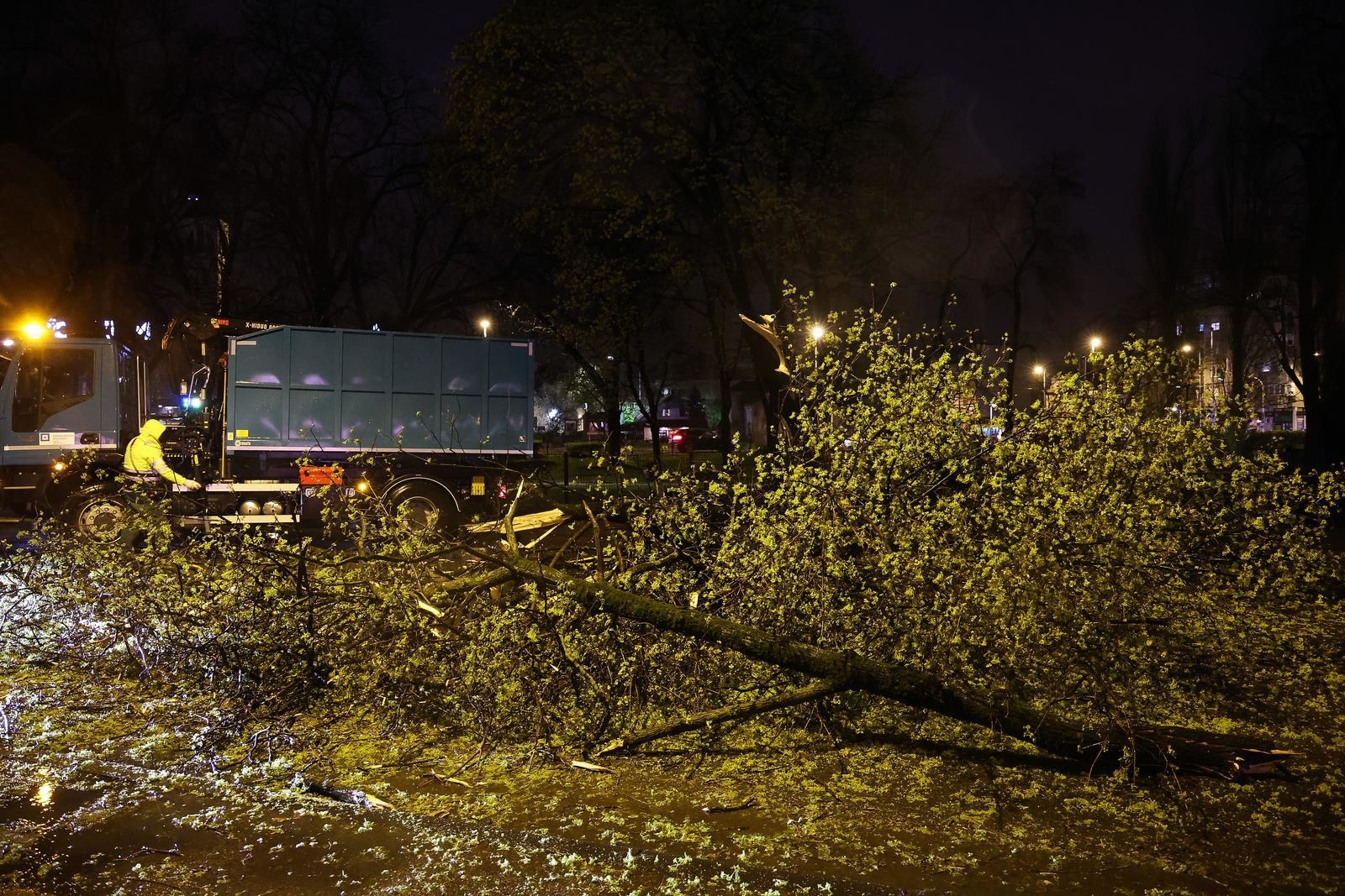 Veliki problemi u Zagrebu zbog jakog vjetra, stabla pala na tramvajsku prugu