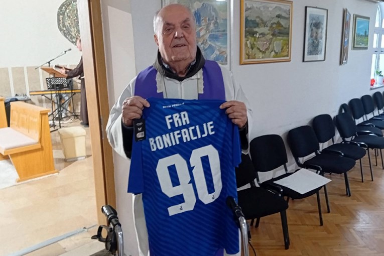 Svećenik je 70-ih završio u zatvoru zbog Dinama. Klub ga se sjetio i nagradio