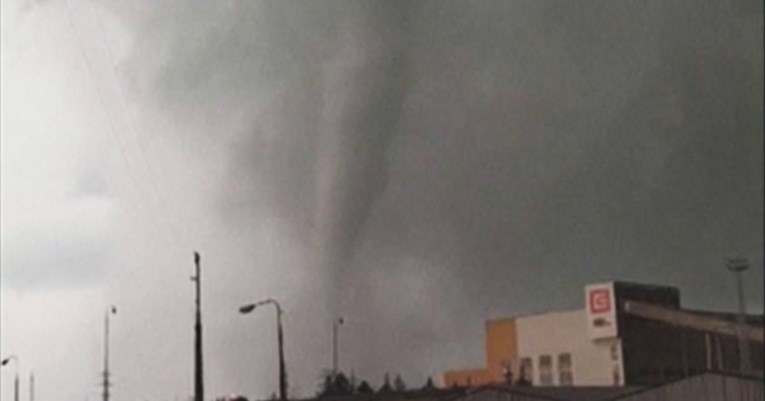 Razoran tornado pogodio Češku, tuča veličine teniskih loptica. Kuće rušio do temelja