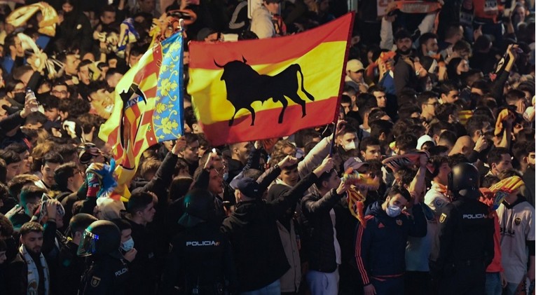 VIDEO Navijači Valencije spektakularno dočekali svoje igrače na stadionu