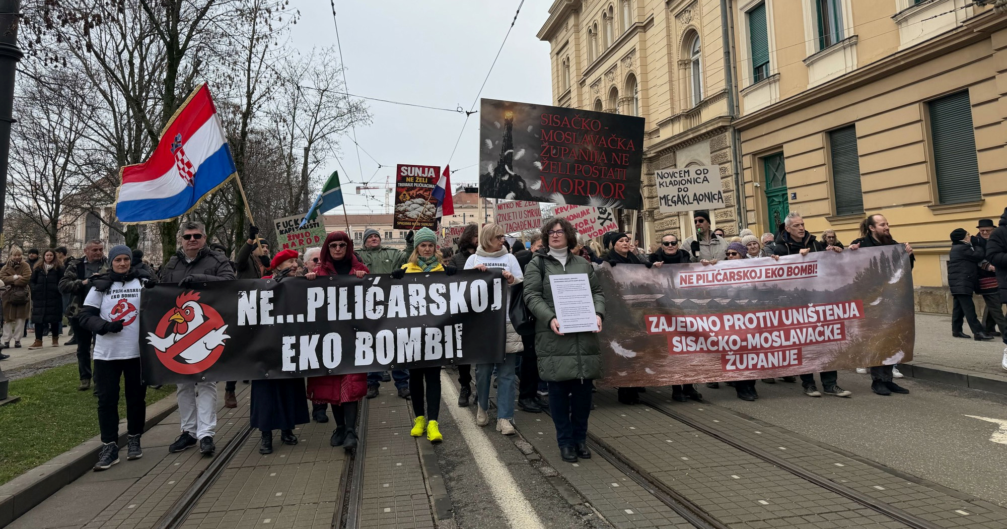 U Zagrebu prosvjed protiv sisačke farme pilića. "Ne pilićarskoj eko bombi"