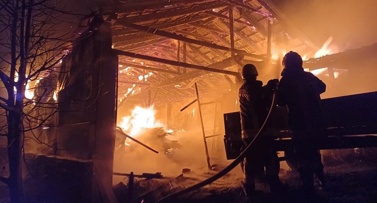 FOTO Požar u Hrvatskoj Kostajnici, vatrogasci na terenu