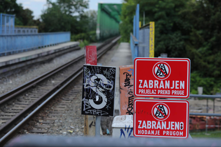 Vozač kamiona nije stao na pružnom prijelazu pa ga udario vlak