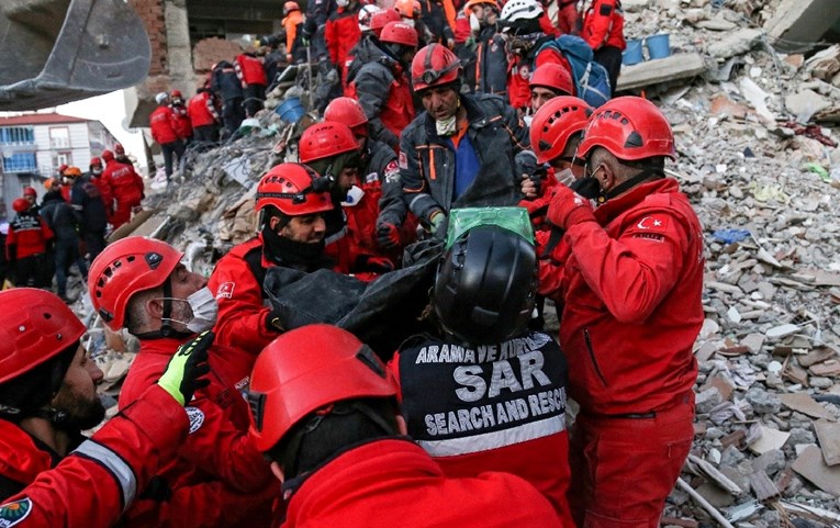 Broj poginulih u potresu u Turskoj popeo se na 35, spasioci izvlače ljude