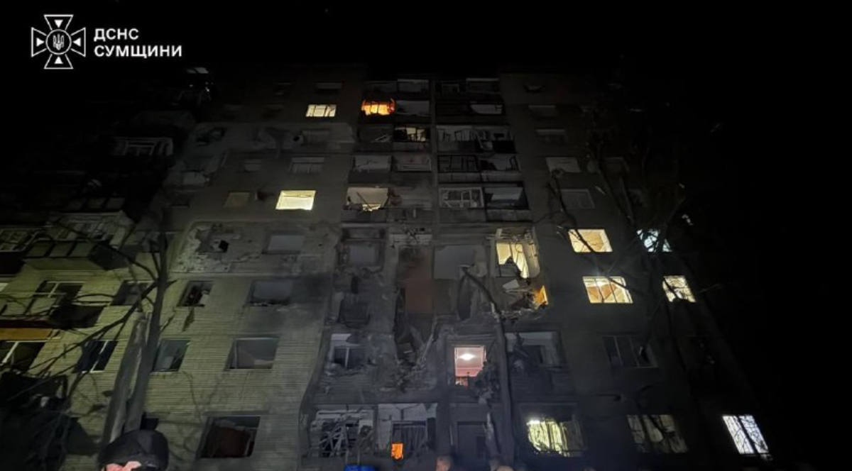 FOTO Ruski napad na Sumi. Pogođena stambena zgrada, traže ljude pod ruševinama