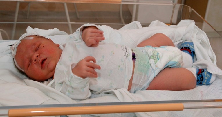 Najveća beba u regiji: Suzana je rodila dječaka teškog 6.4 kilograma