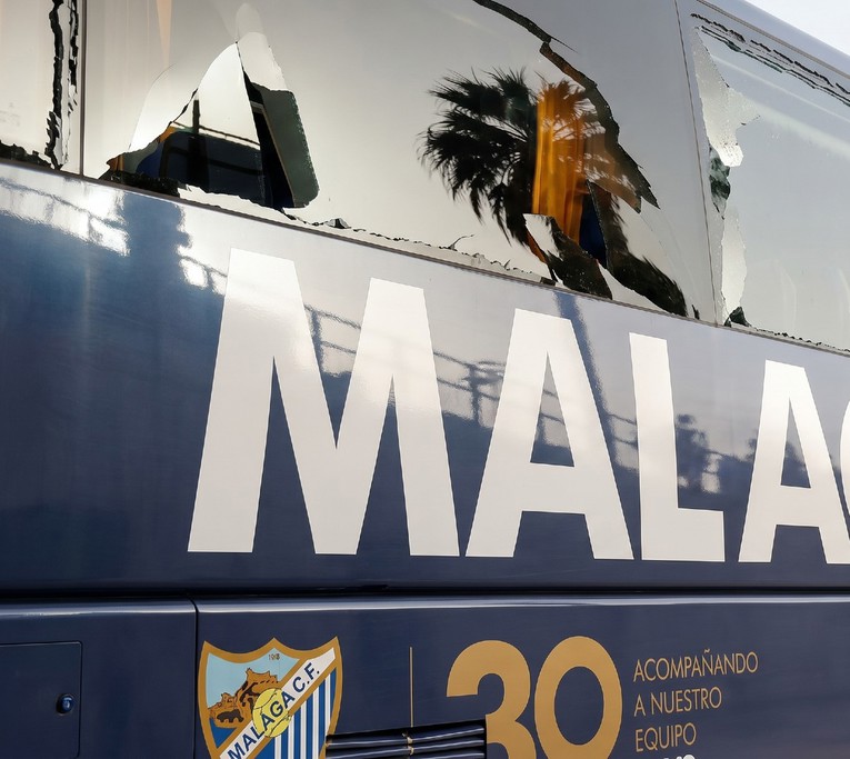 Odgođen početak finala za ulazak u La Ligu. Pogledajte nered i kamenovanje autobusa