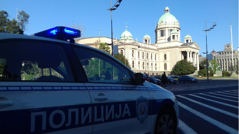Srbija na +38: Vučić diže šatore i donosi zastavu od 500m, na ulice stižu i studenti