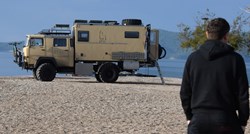 Nesvakidašnje vozilo na plaži u Brodarici privuklo poglede mještana