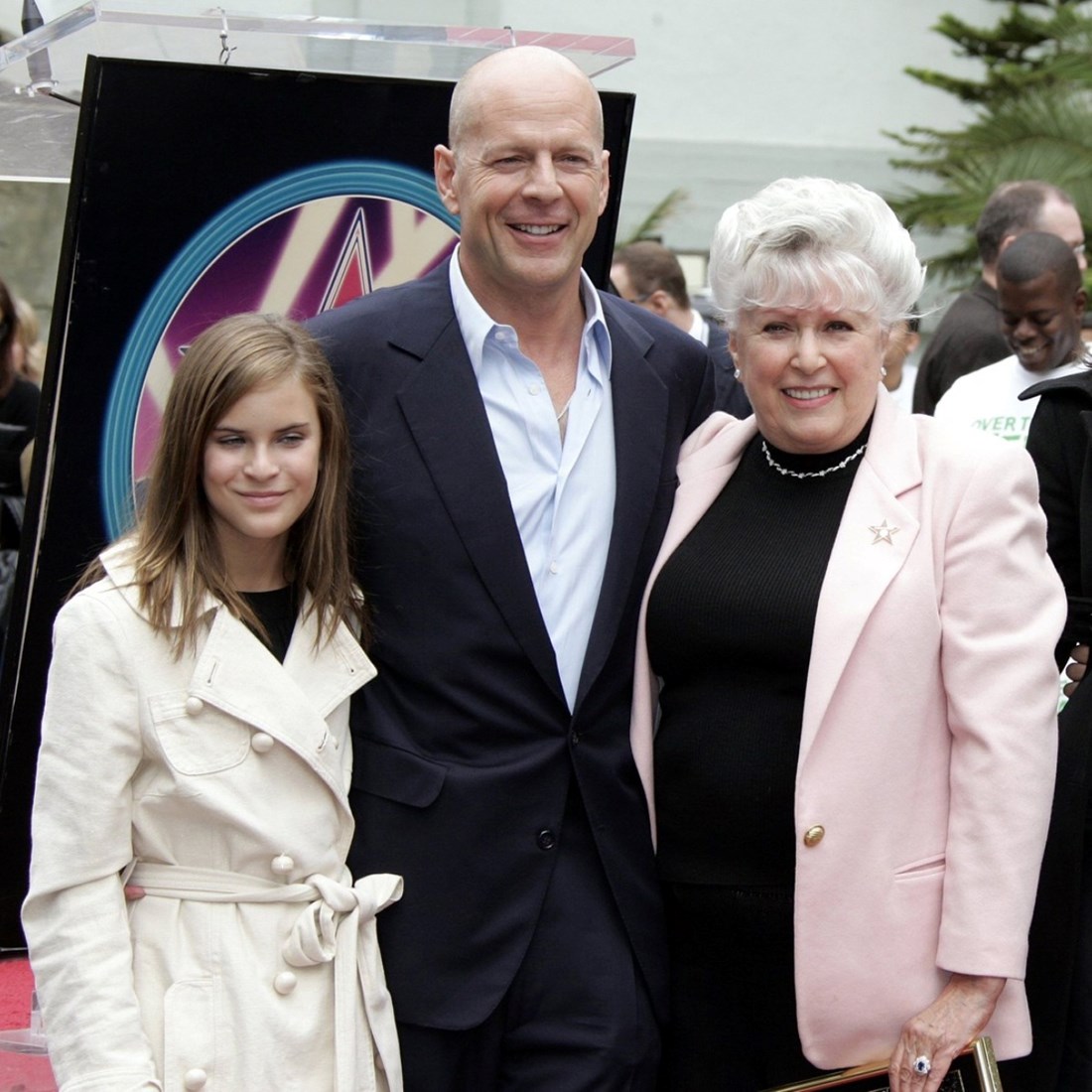 Majka Brucea Willisa ima 90 godina i već 22 godine volontira u policiji, svi je vole