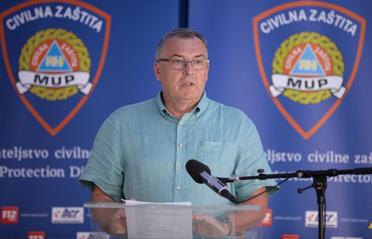 Capak: As of Friday night clubs and cafes to close at midnight