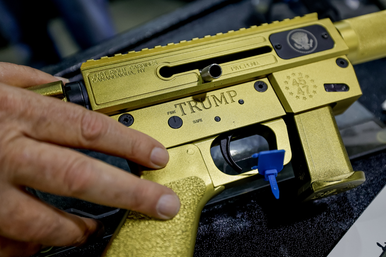 Trump mijenja pravila o prodaji oružja