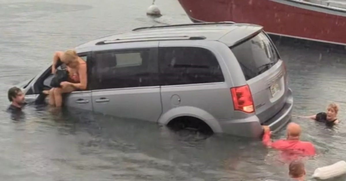 VIDEO Pratile navigaciju i završile u moru