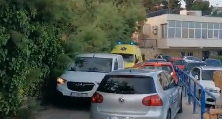 VIDEO Auti blokirali vozilo hitne u Splitu, pacijent na gliseru morao čekati