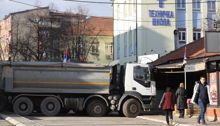 KFOR Srbima na Kosovu: Brže maknite barikade