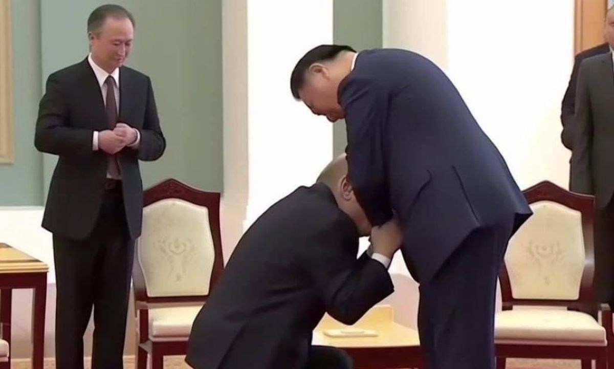 Ne, Putin nije kleknuo pred Xijem i poljubio mu ruku