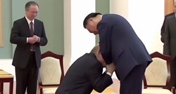 Ne, Putin nije kleknuo pred Xijem i poljubio mu ruku